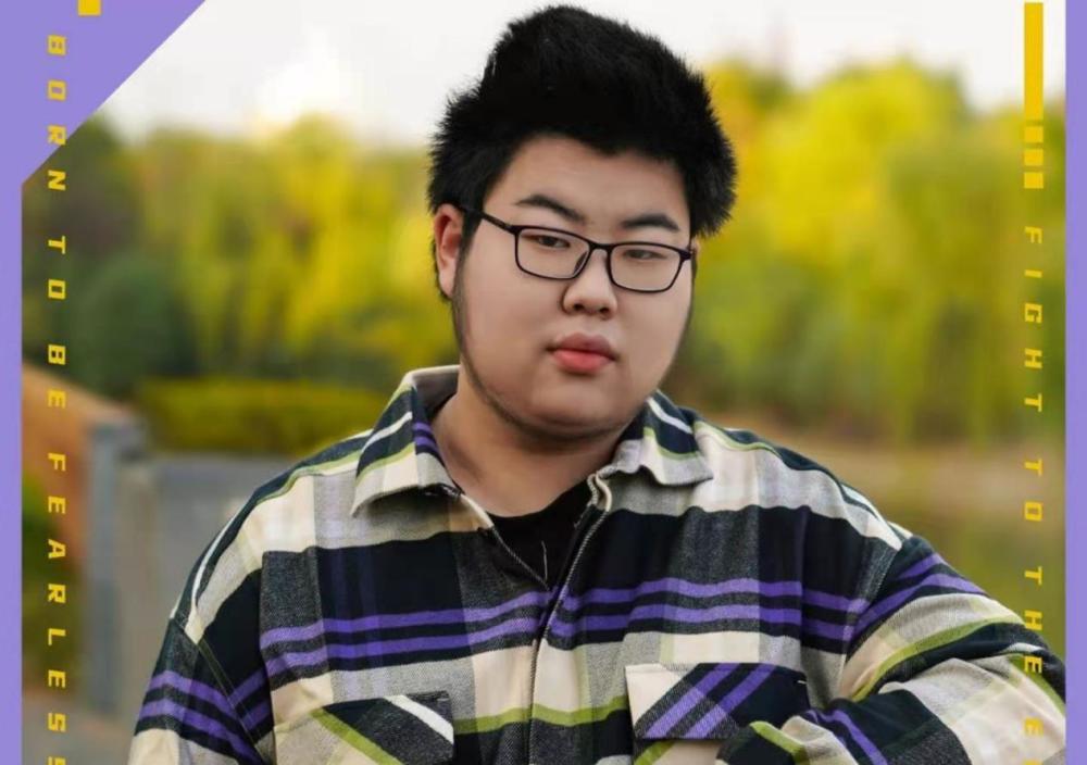 当灵儿开麦反驳之后,小胖一听是一位女玩家,便直接骂其为母g.