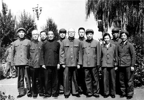 至今仍健在的元帅夫人93岁仍身体硬朗孙女是歌星名字很耳熟