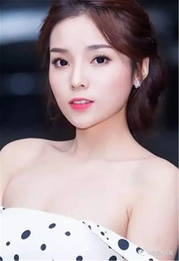 被誉为"越南最美女孩",同时也是越南国宝级的演艺明星邓玉贞,她的