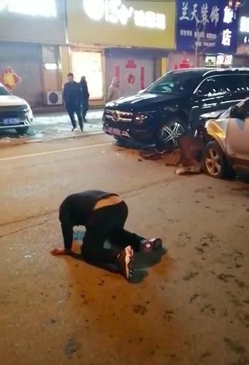 男子酒驾肇事撞坏奔驰,竟当街跪下磕头认错!
