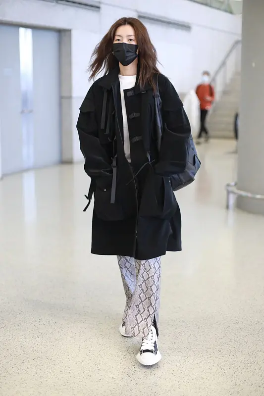 黑风衣里面穿什么_圆领风衣里面穿什么(2)