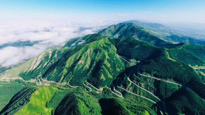 宁夏最南端的六盘山,是中国最年轻的山脉之一,横贯陕甘宁三省区,既是