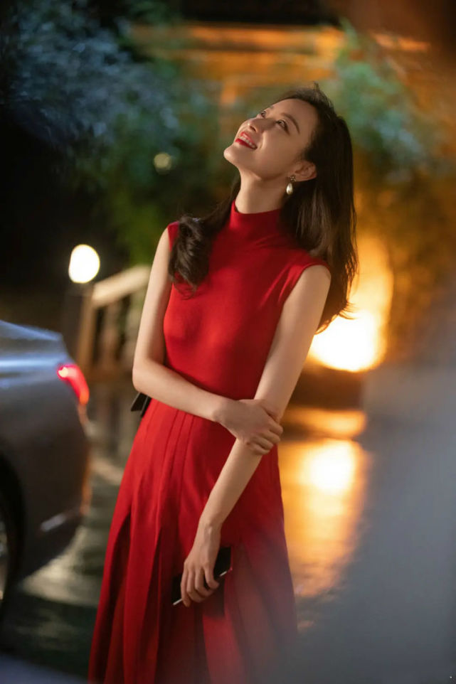 气质女明星的氛围感太绝,艳俗的颜色都不能掩盖倪妮的美,好惊艳