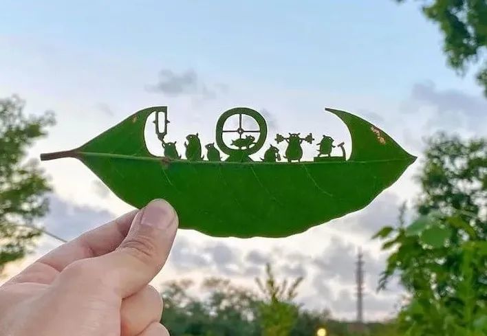 艺术家真会赚钱,把捡来的树叶简单雕刻后,价值翻了几百倍