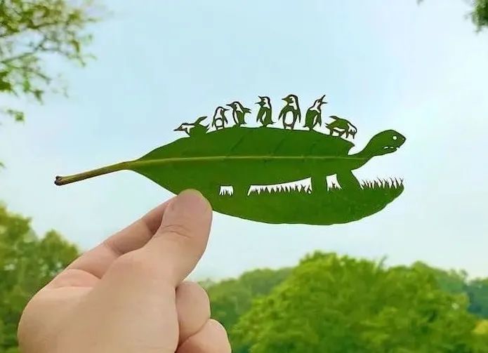 艺术家真会赚钱,把捡来的树叶简单雕刻后,价值翻了几百倍