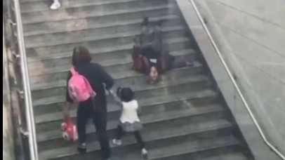 老人摔倒在阶梯上,浑身哆嗦,无人帮扶一把