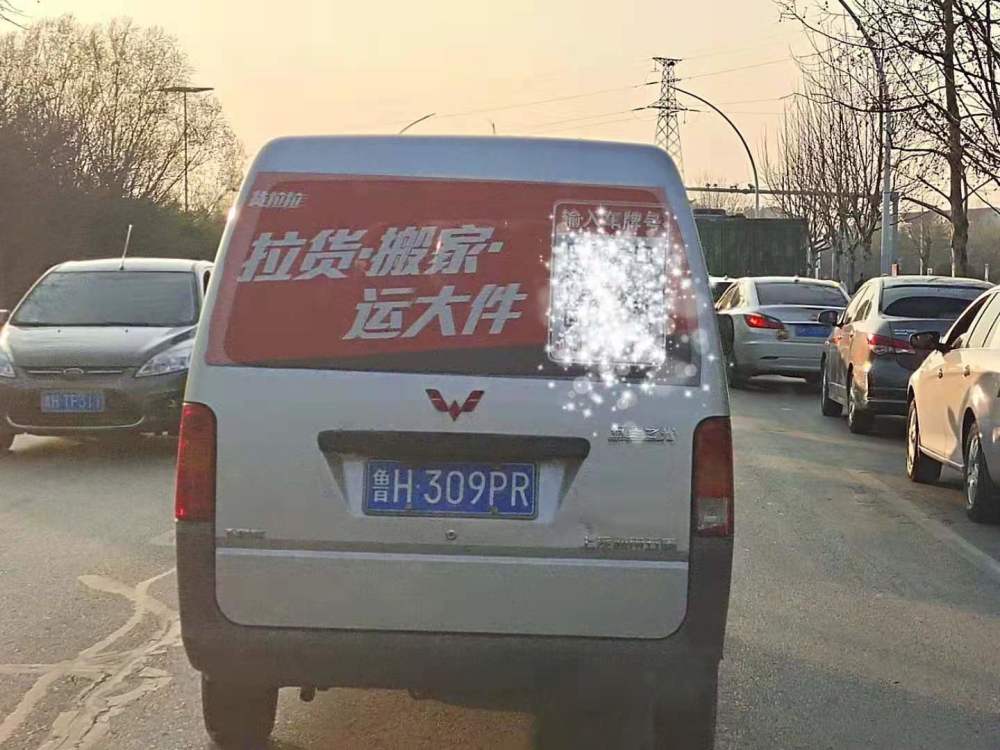 满大街奔跑的客货混装的面包车