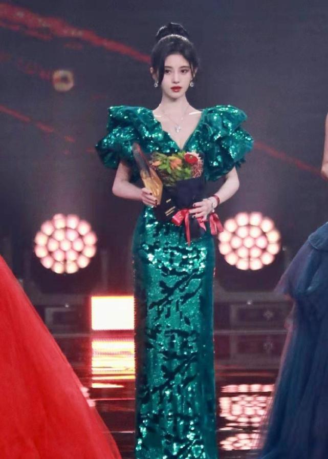 鞠婧祎绿色礼服惹争议