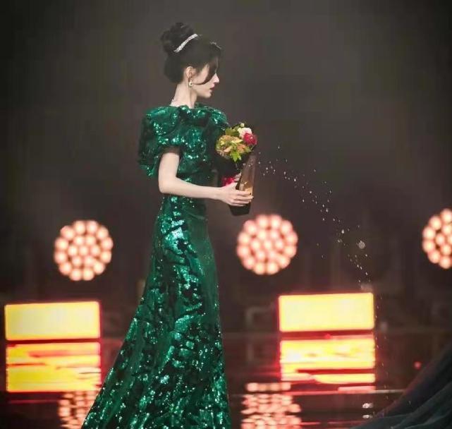 鞠婧祎绿色礼服惹争议