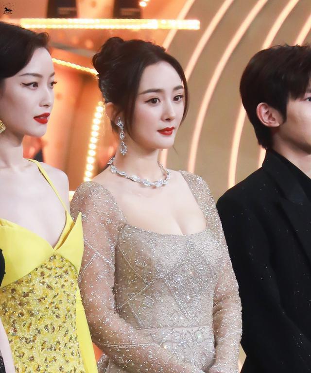唐嫣倪妮王源杨幂杨紫同框氛围感好强,热巴晓彤太迷人
