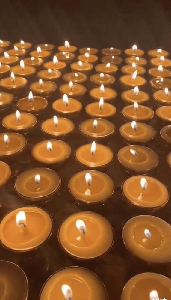 张敏发文悼念吴孟达,感恩对方曾教诲鼓励,携男友为达哥点灯祈福