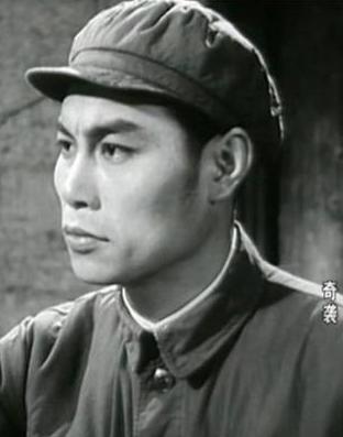 "少剑波"张勇手是父59岁老来子,1956年22岁娶娇妻64年