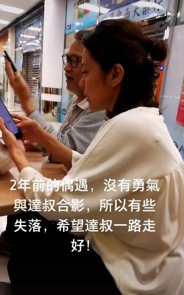 吴孟达生前宠妻照罕见曝光,侯珊燕小鸟依人显年轻,夫妻俩甜蜜热聊