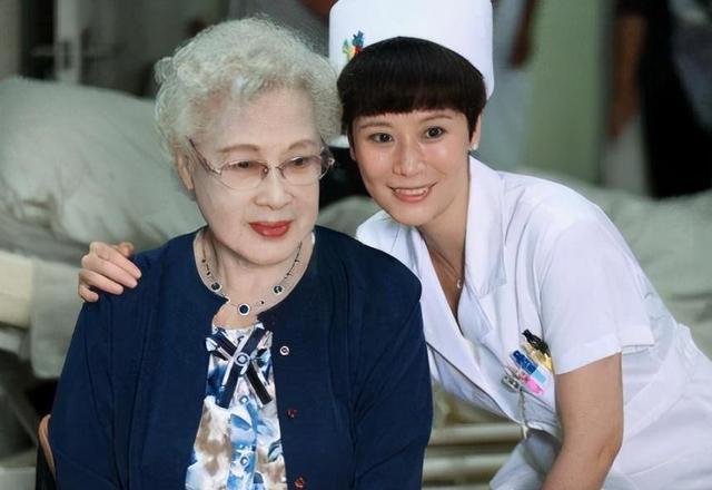 照顾丈夫19年,精神病儿子43年,98岁秦怡依旧笑对人生