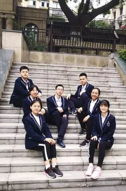 06,巴蜀常春藤学校 巴蜀常春藤学校校服加起来有十多套, 不管哪一个