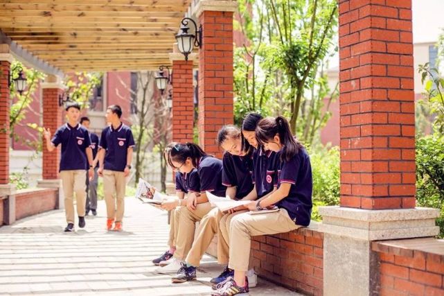 八中校服是以实用为主,03,重庆八中一直以来"拿成绩,升学率"说话的