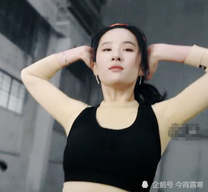 刘亦菲拍运动代言,"一字马"惊艳全网,网友:这柔韧度绝