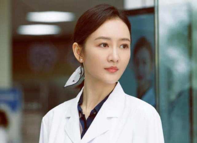 王鸥这次在《生活万岁》中演女主角曾志婷,剧中曾志婷是一位医生,她是