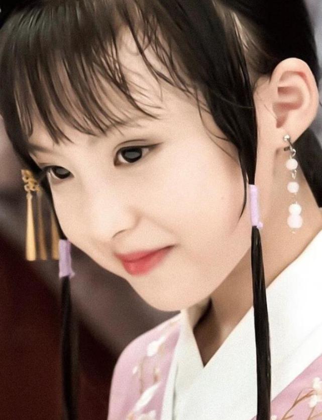 《小戏骨红楼梦》的小林黛玉长大了,13岁就拥有筷子腿,等你长大