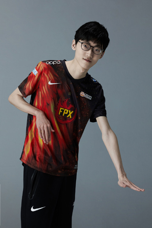 theshy定妆照高清,theshy定妆照 fpx定妆照第三弹出炉!牛宝的姿态绝了:与shy哥师徒联动