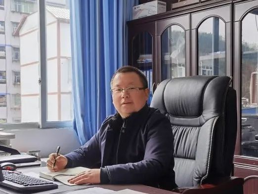 巴蜀渝东中学校长涂家文希望老师们带着以校为家的工作热情不断加强