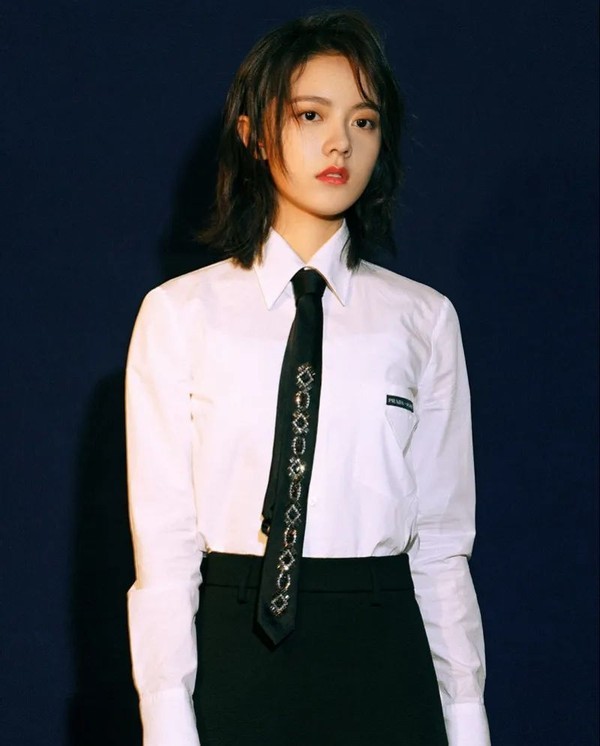 "国民女儿"赵今麦,光脚海边拍大片真美,学院风穿搭太适合她