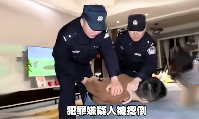 安徽宿州:民警紧急破门,两诈骗犯瞬间被摁倒,发现正看《小猪佩奇》!