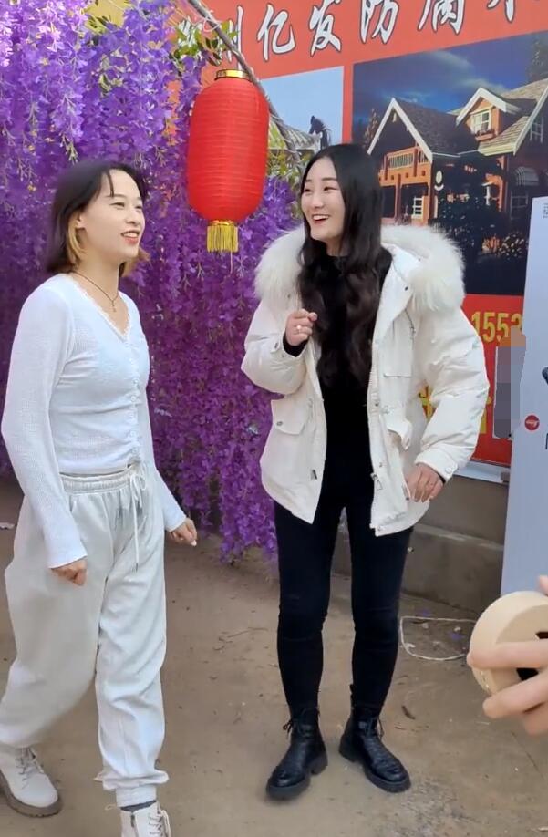 大衣嫂和儿媳学跳舞,陈亚男罗圈腿身材五五分,跳舞顺拐遭狂喷!