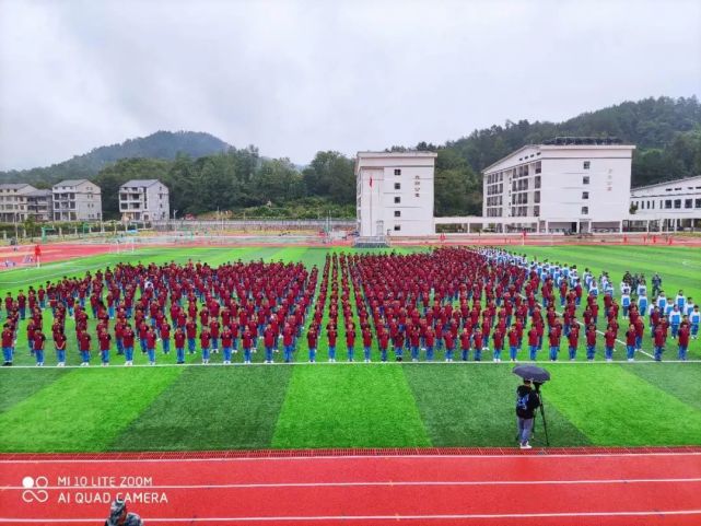 桑植县芙蓉学校 位于张家界市桑植县瑞塔铺镇,规模为36个教学班.