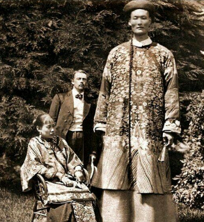 清朝巨人詹世钗:据传身高3米,娶英国妻子生3子,后人现状如何?