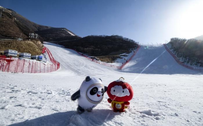 "雪容融"来到了北京的"冰雪夏都"延庆,体验了国家高山滑雪中心的速度