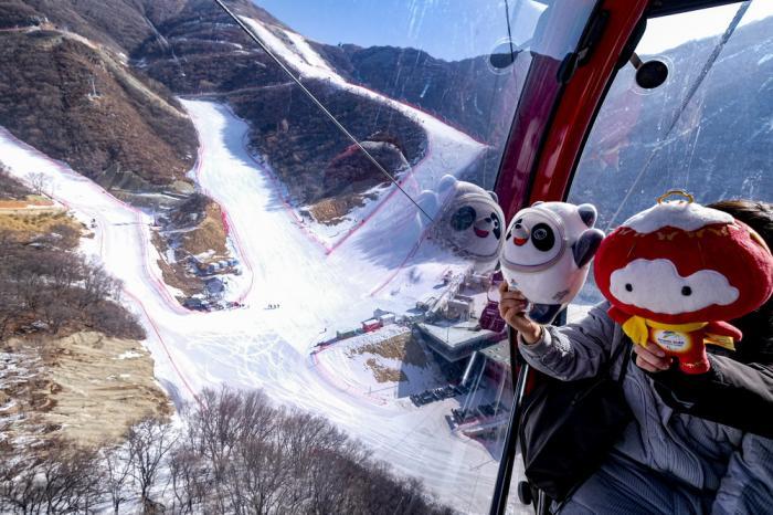 "雪容融"来到了北京的"冰雪夏都"延庆,体验了国家高山滑雪中心的速度