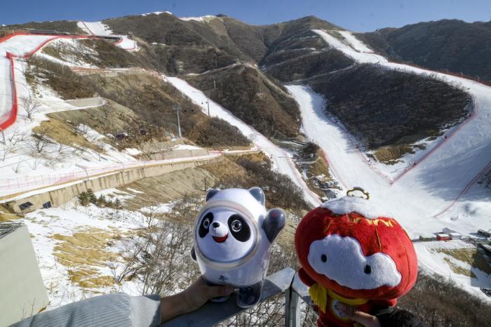 在平台上俯瞰高山滑雪赛道.我们背后就是延庆冬奥村.