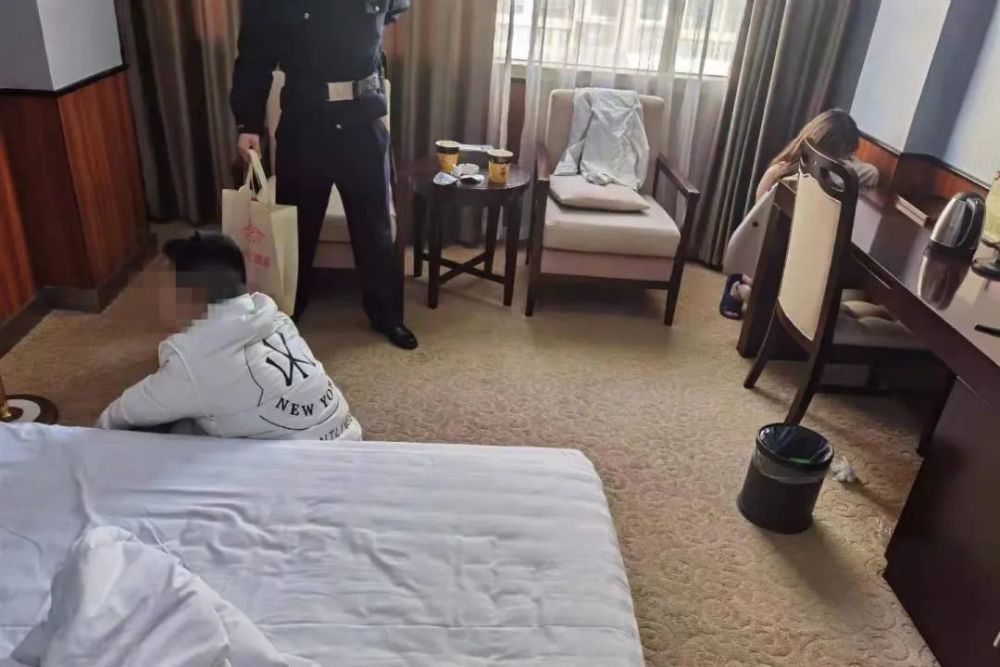 经过一番检查,虽然未发现有卖淫嫖娼活动,但是民警在其中一间客房里有