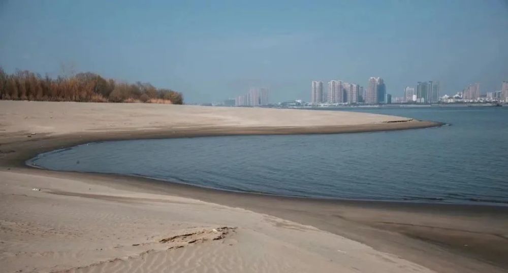 芜湖人的朋友圈都被"陆家嘴芜湖分嘴"给刷了屏,这个位于江北的大龙湾