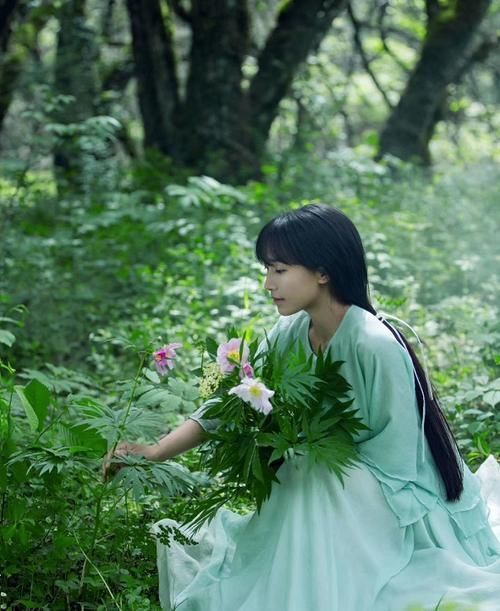 李子柒头上插鲜绿植物装饰,就把造型解决了,不食人间烟火的女子