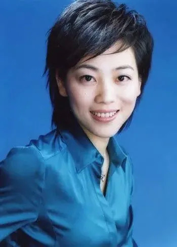 48岁央视主持人劳春燕气色红润似少女,老公是状元,婚姻很幸福