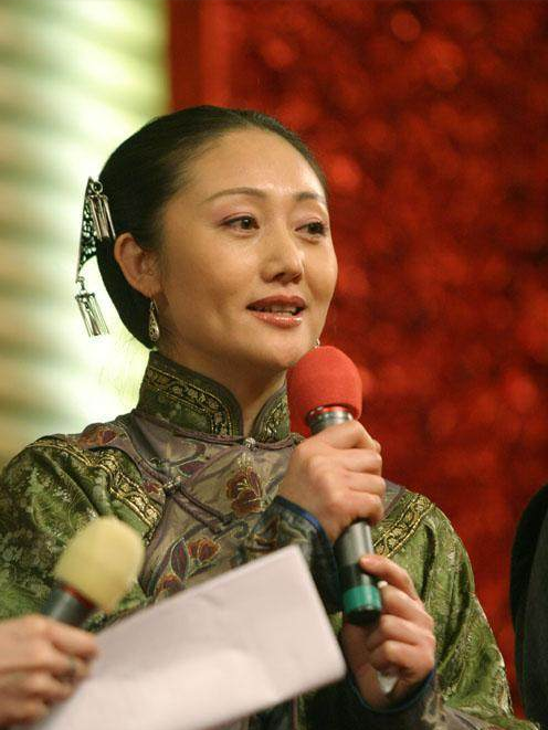 她是国家一级演员,事业顶峰时低调结婚生子,如今54岁依旧美艳