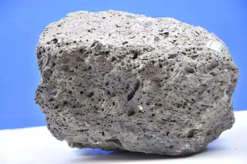 月球上的岩石是什么样的?