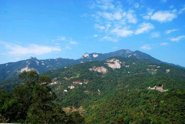 罗浮山主峰飞云顶可与泰山媲美.