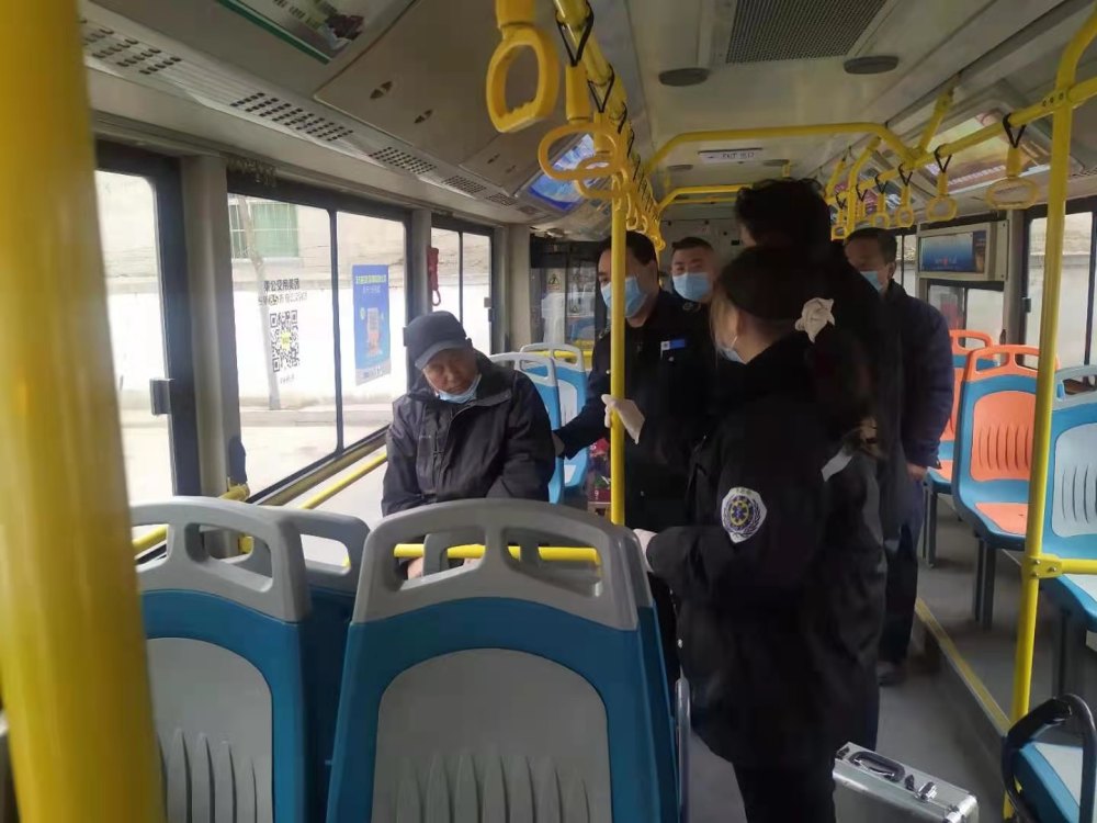 街头巷尾丨八旬老人乘公交晕倒 幸亏遇到热心司机颜师傅