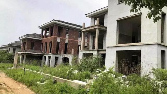 江西"恐怖"烂尾楼:曾是高档别墅区,现在沦为村民菜园