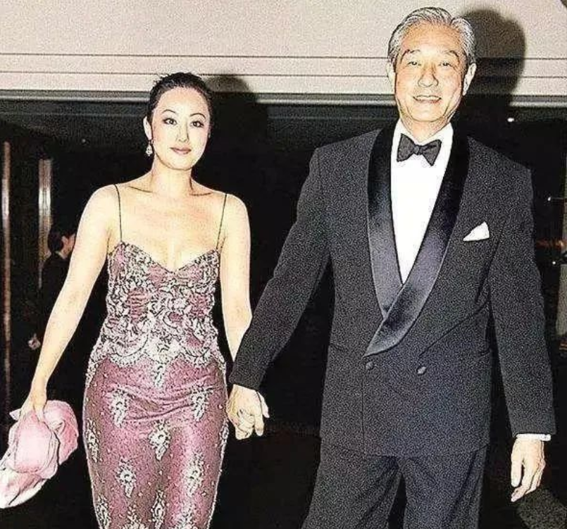 潇洒哥钟镇涛,被前妻败光家产还"戴绿帽",幸好2婚妻子