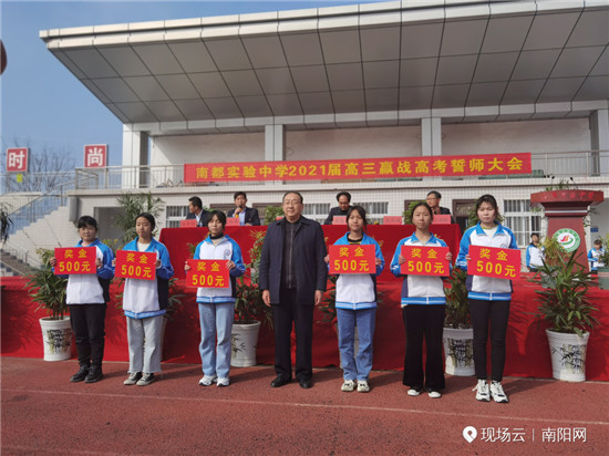 李卓民校长为获奖同学颁奖