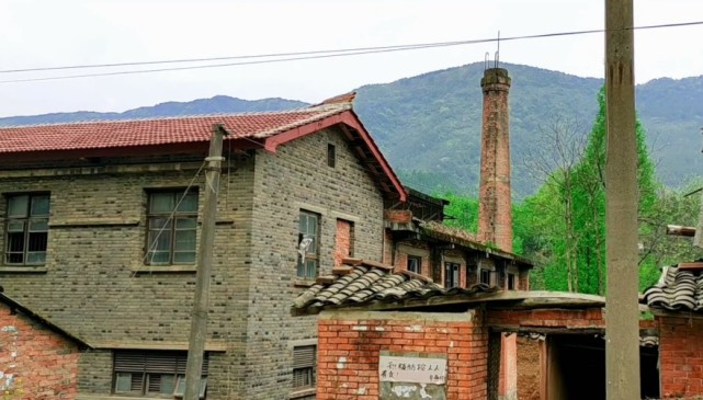 陕西废弃的军工厂,建筑虽已破败,但周围环境优美如诗如画