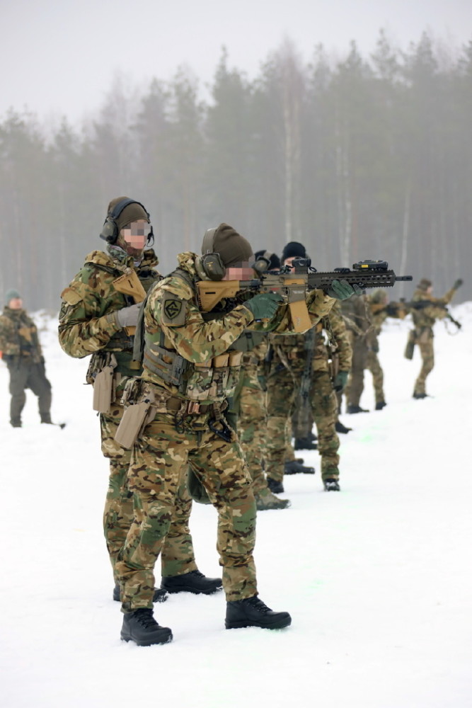 爱沙尼亚军队雪地训练,hk416太贵换不起,选了更便宜的