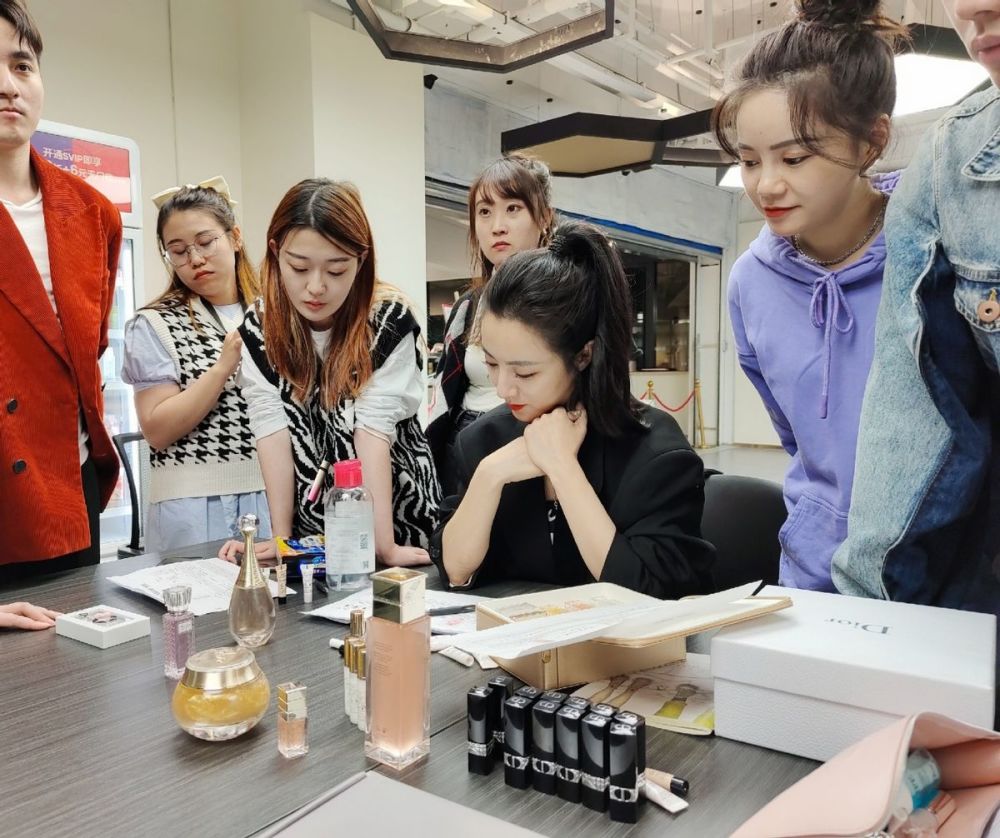 从卖服装到卖火箭,"带货女王"薇娅的传奇之路