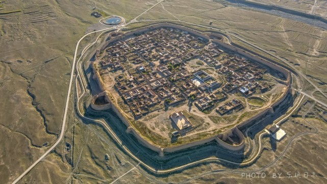 永泰龟城的古城城围是一个椭圆形,四面有4座瓮城,形似金龟的肩足.