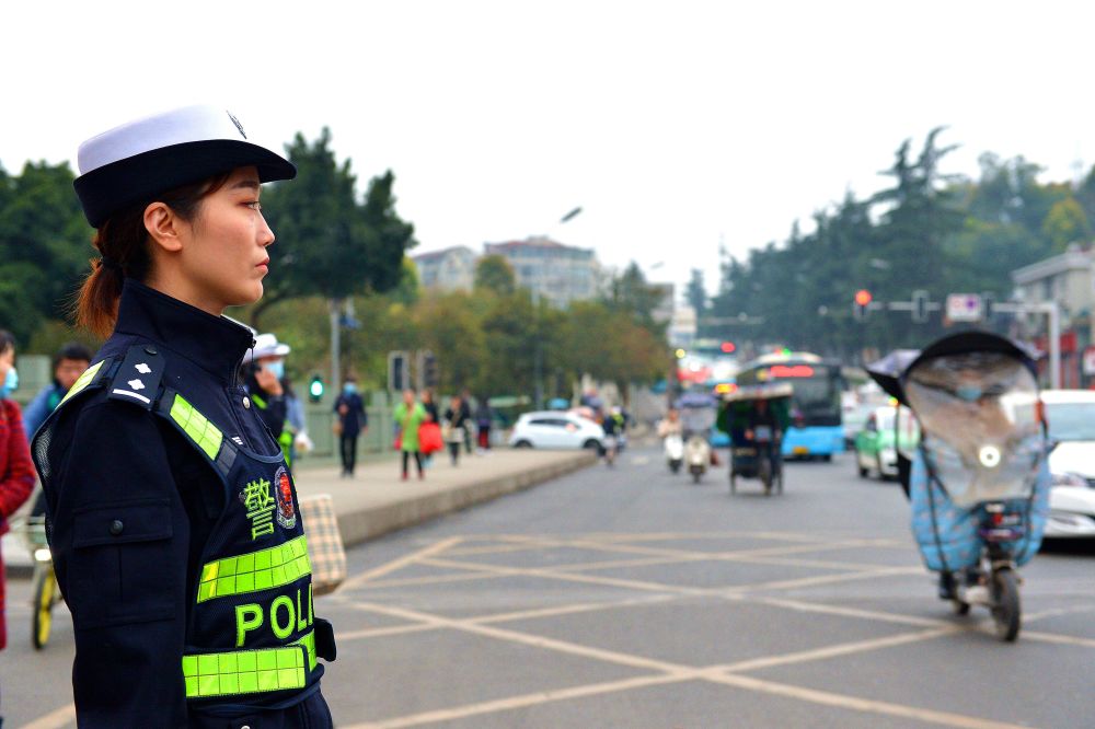 "三八"妇女节将至,快来看看乐山女交警的风采!