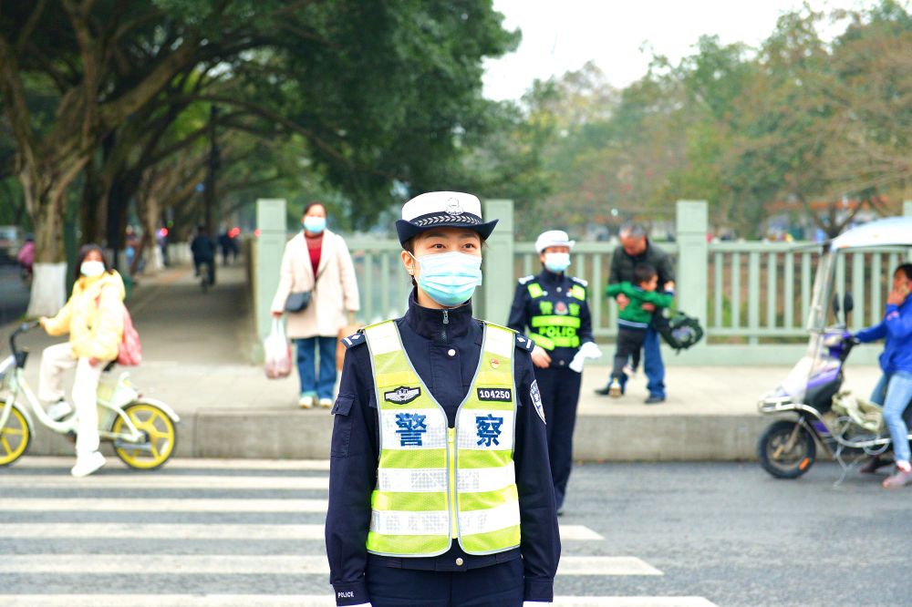 "三八"妇女节将至,快来看看乐山女交警的风采!